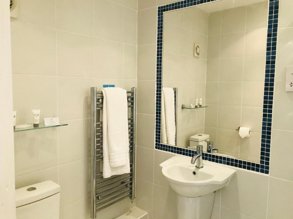 Clarence Court Hotel Cheltenham Bagian luar foto