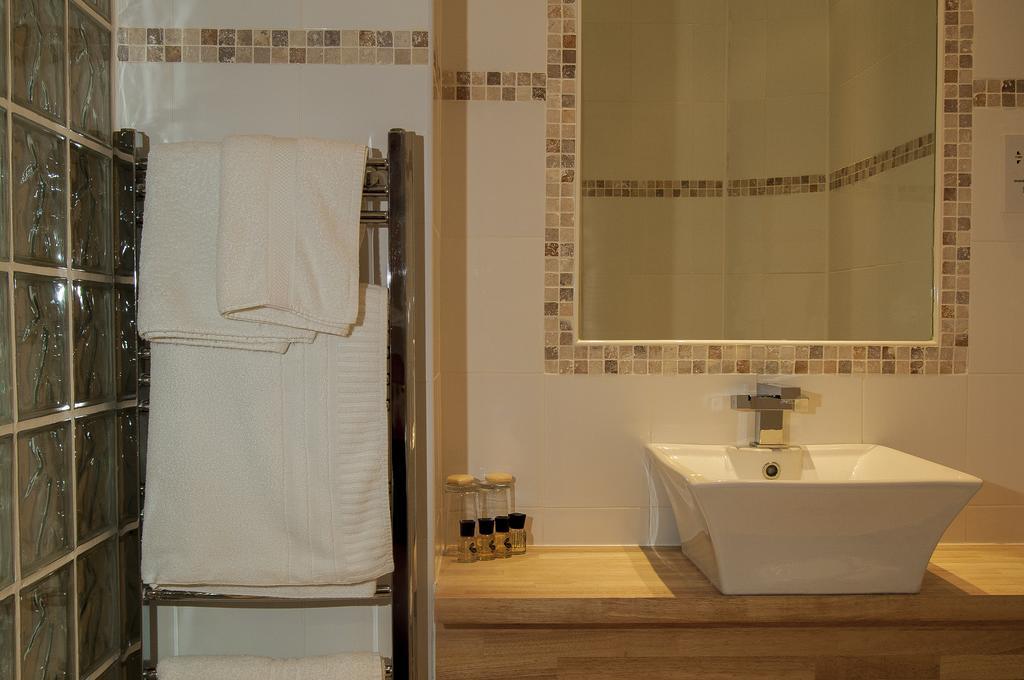 Clarence Court Hotel Cheltenham Bagian luar foto