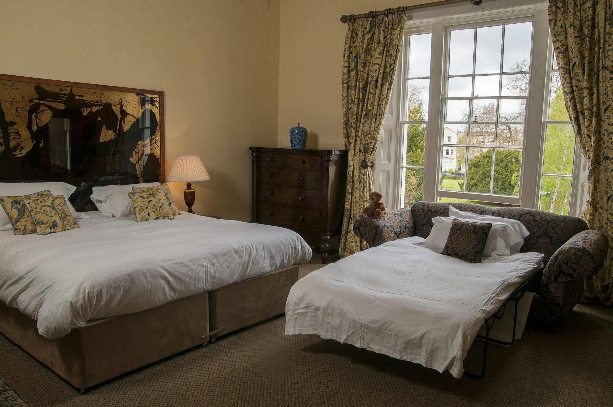 Clarence Court Hotel Cheltenham Bagian luar foto