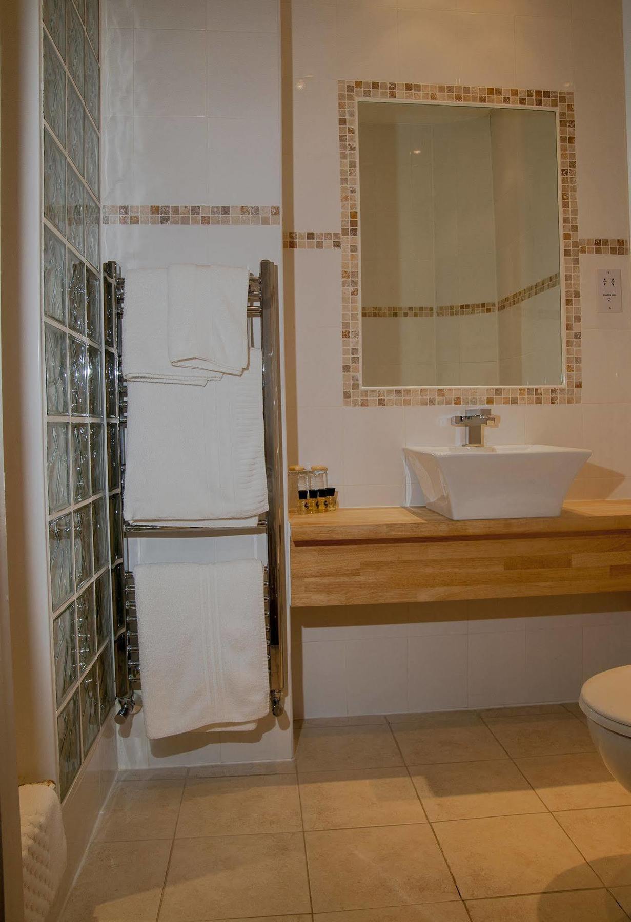 Clarence Court Hotel Cheltenham Bagian luar foto