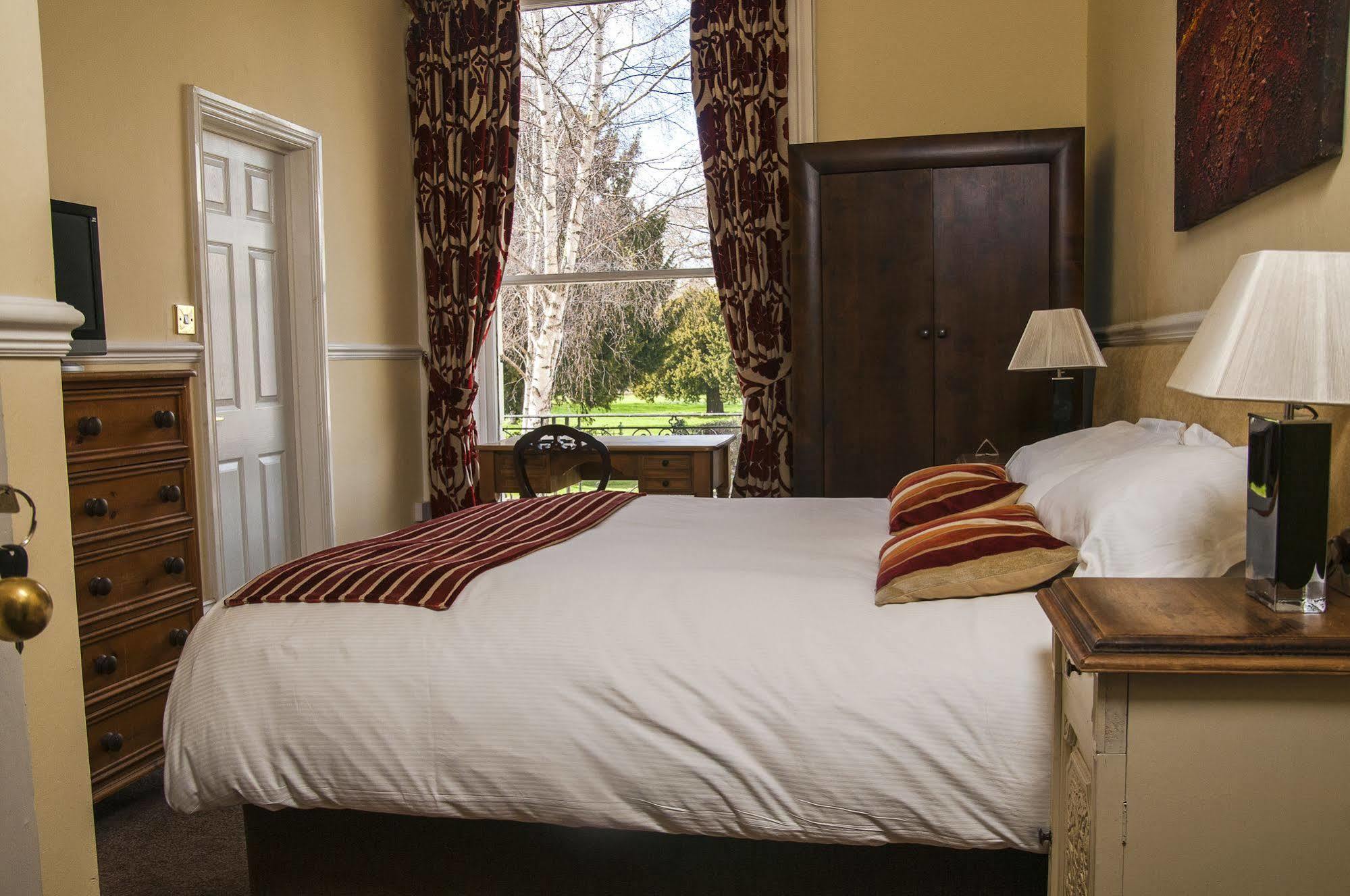 Clarence Court Hotel Cheltenham Bagian luar foto