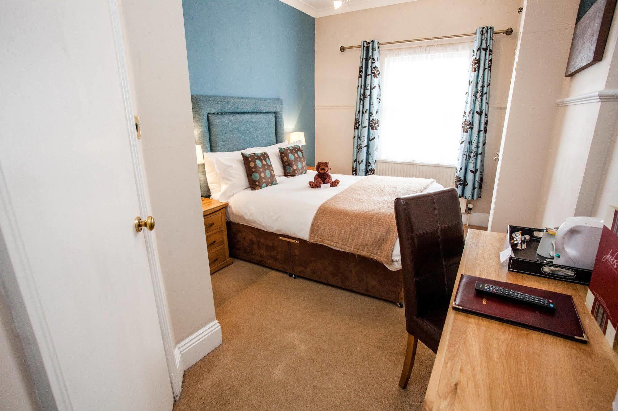 Clarence Court Hotel Cheltenham Bagian luar foto