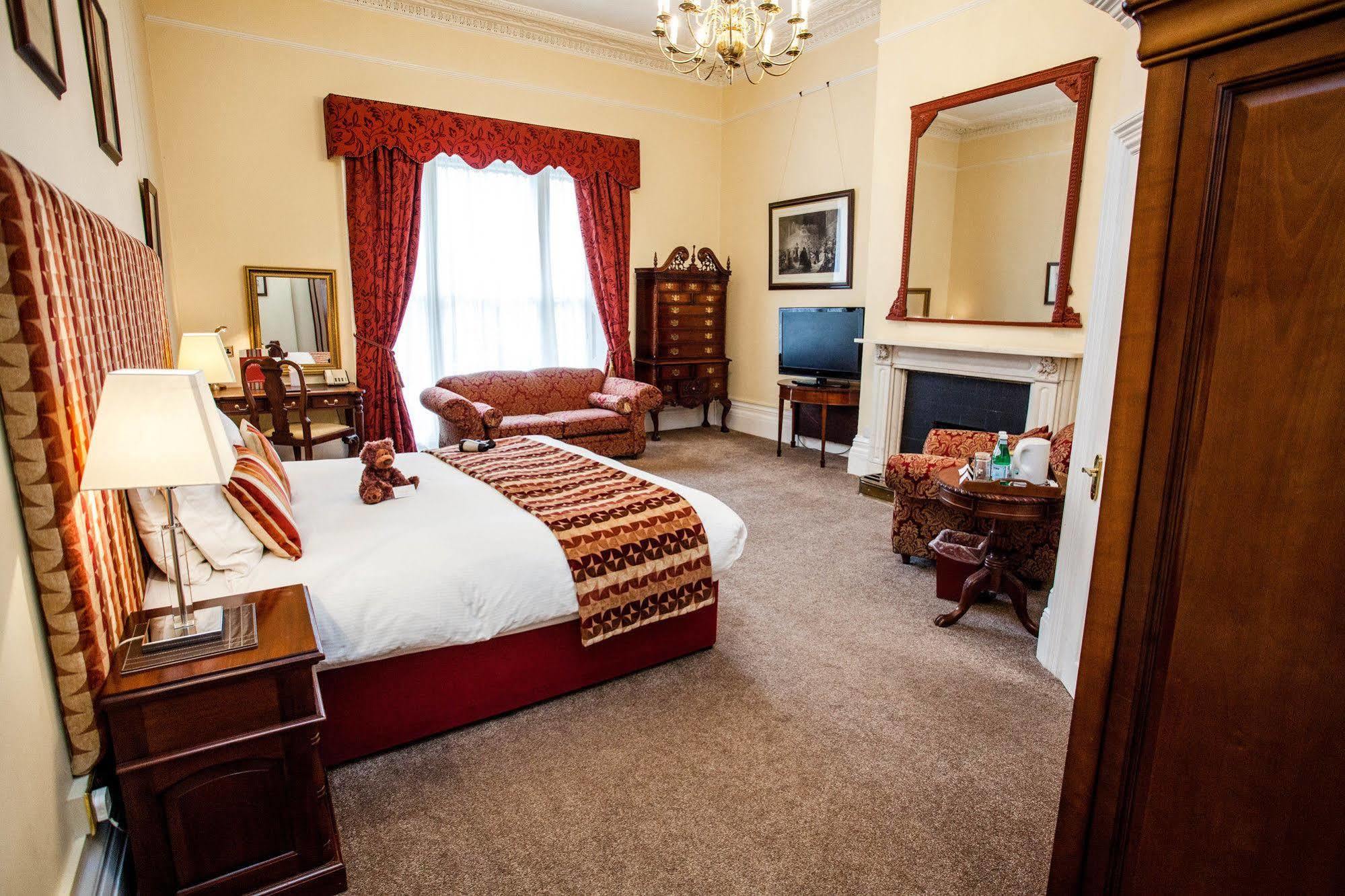 Clarence Court Hotel Cheltenham Bagian luar foto